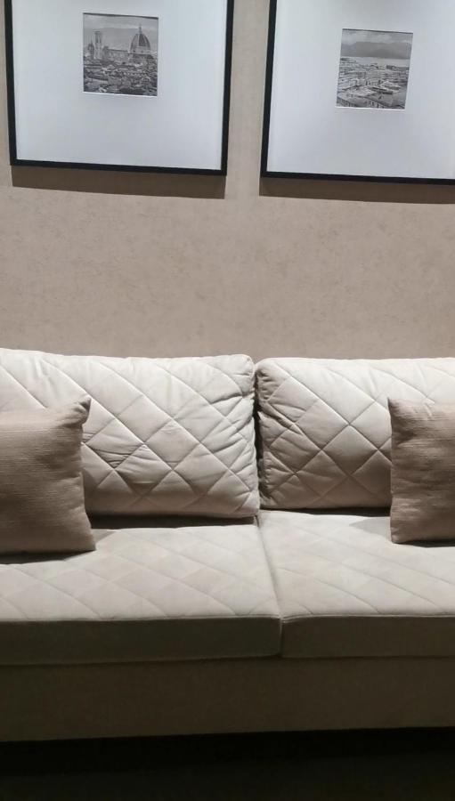 Hotel Buona Vitta Gramado by Gramado Parks Esterno foto The photo shows a section of a couch with two large, quilted back cushions that have a diamond pattern. There are also two smaller, square pillows placed in front of the back cushions. The color scheme appears to be neutral, featuring shades of beige